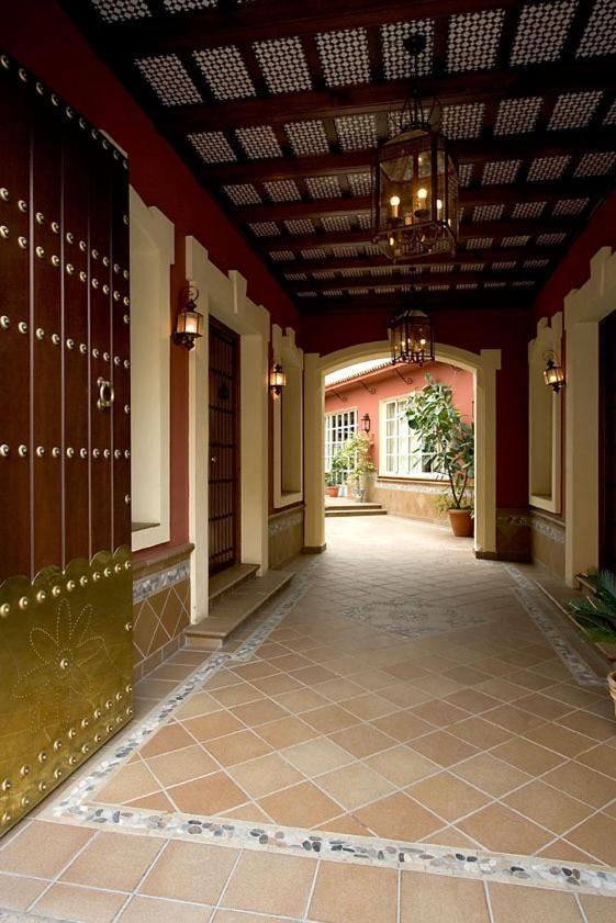 Hotel Manolo Mayo Los Palacios Y Villafranca Buitenkant foto