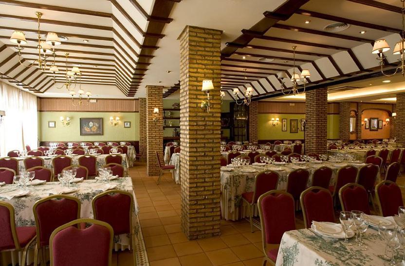 Hotel Manolo Mayo Los Palacios Y Villafranca Buitenkant foto