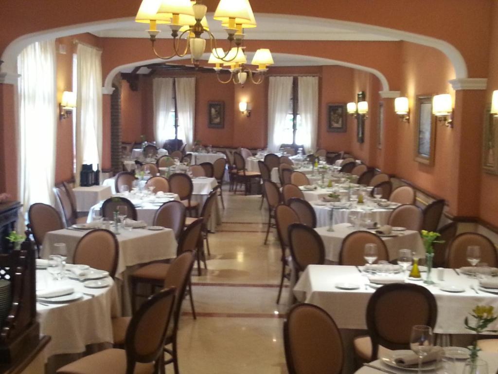 Hotel Manolo Mayo Los Palacios Y Villafranca Buitenkant foto