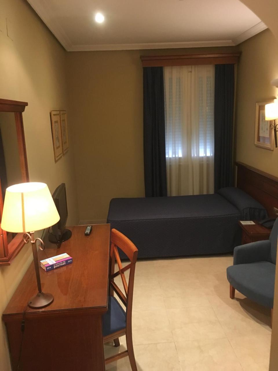 Hotel Manolo Mayo Los Palacios Y Villafranca Buitenkant foto