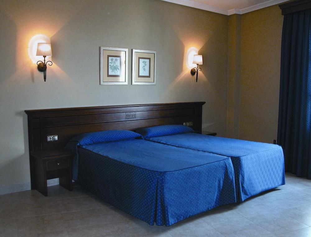Hotel Manolo Mayo Los Palacios Y Villafranca Buitenkant foto