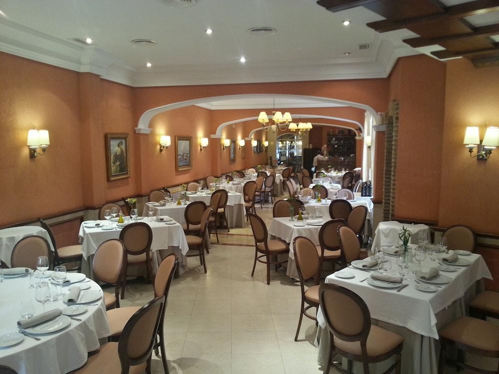 Hotel Manolo Mayo Los Palacios Y Villafranca Buitenkant foto